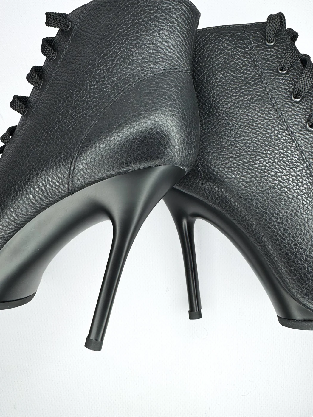Noir — хилсы Super Heels